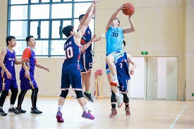 里夫斯：詹姆斯投了那个球人们会骂他该传，传了又说他该投